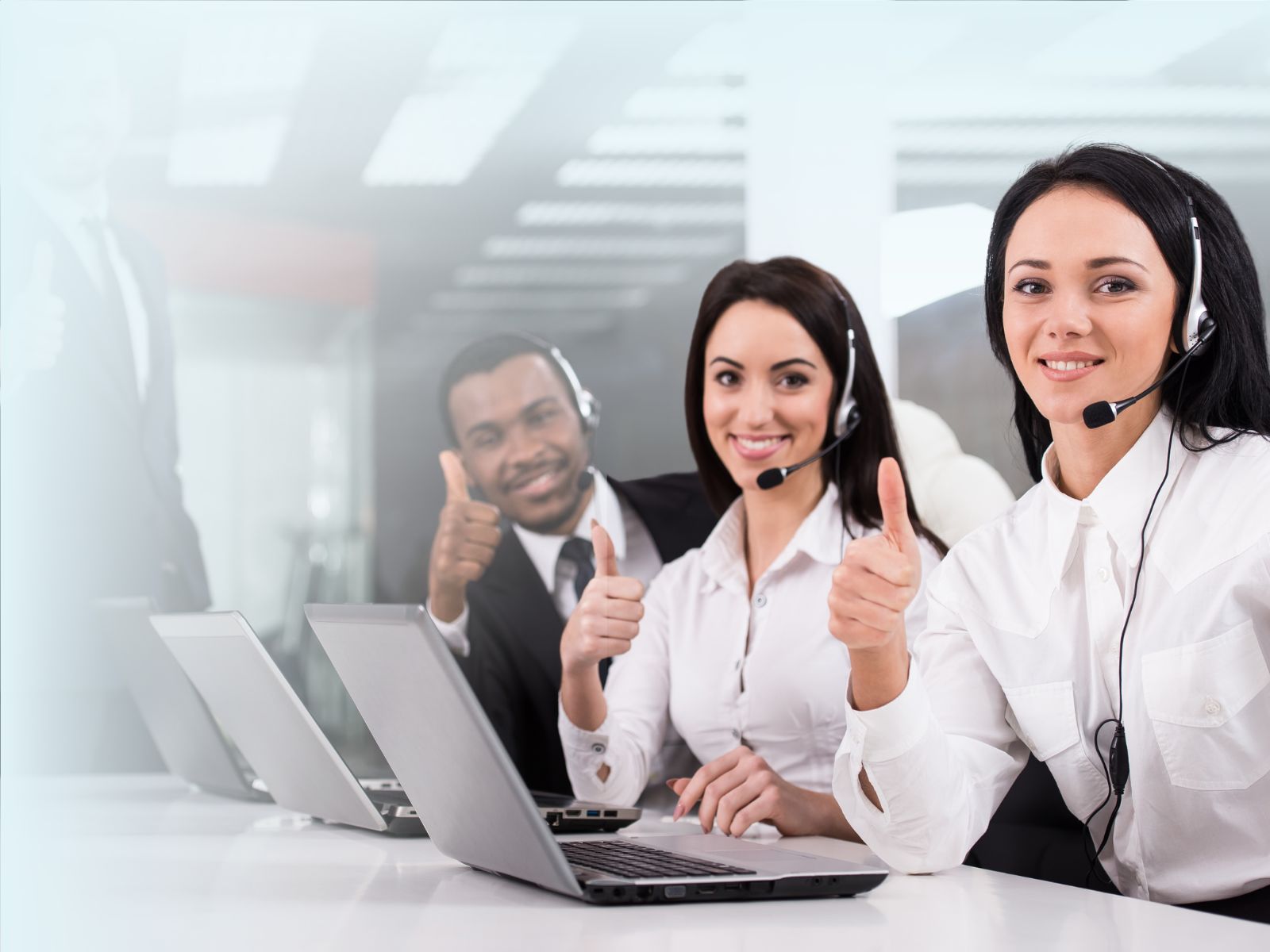 Reclutador Call Center saludando a candidatos en una entrevista de trabajo.
