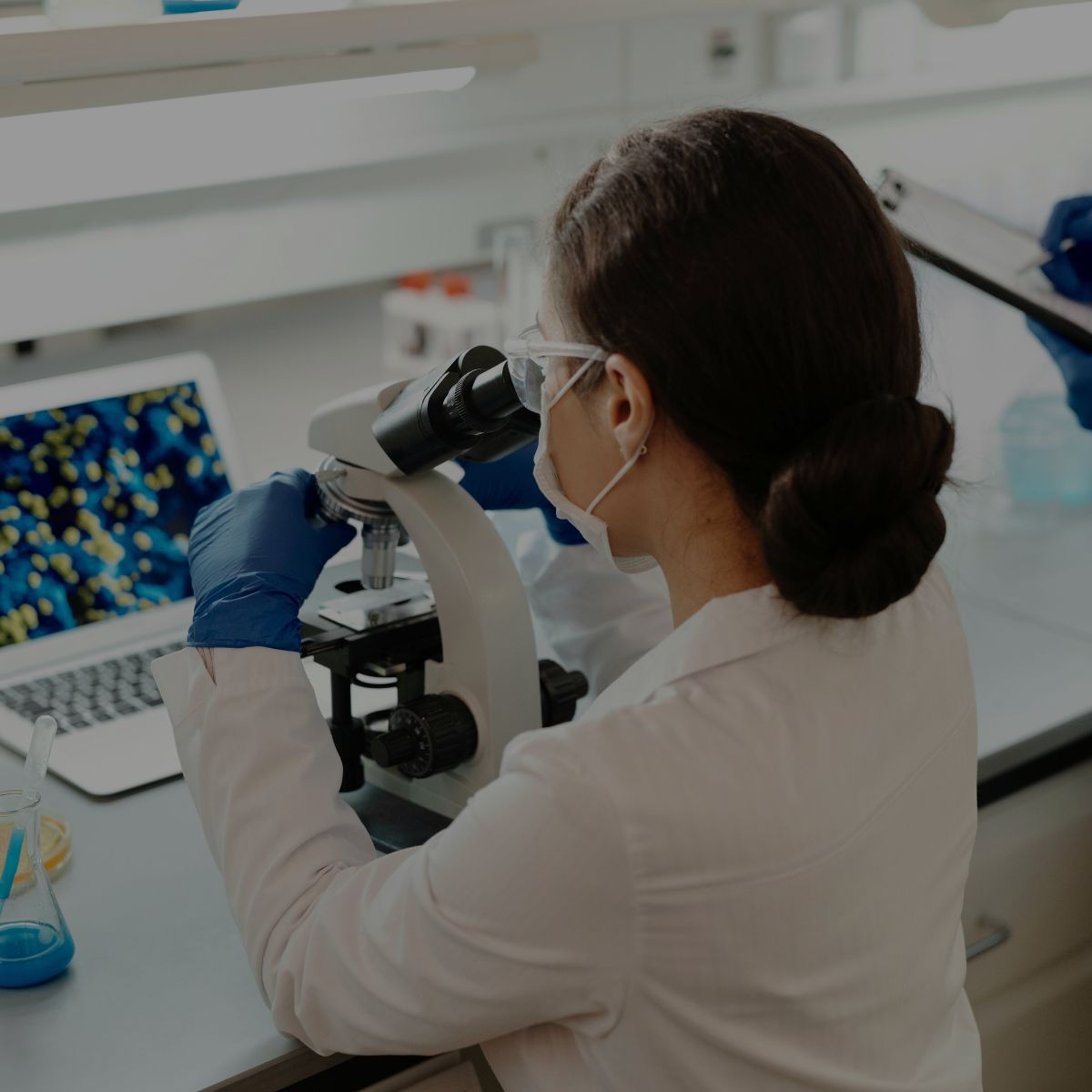 Técnicos en enfermería y laboratorio