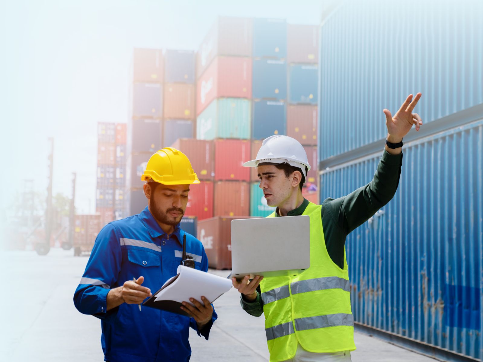 Especialistas de la agencia de reclutamiento de logística en Edomex supervisando operaciones en un patio de contenedores con personal calificado.
