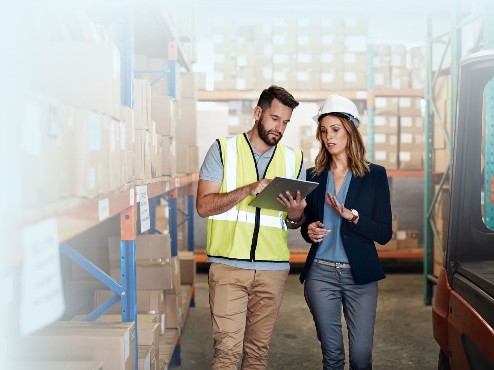 Especialistas de la agencia de reclutamiento de logística en Guadalajara supervisando procesos en un almacén con personal calificado.