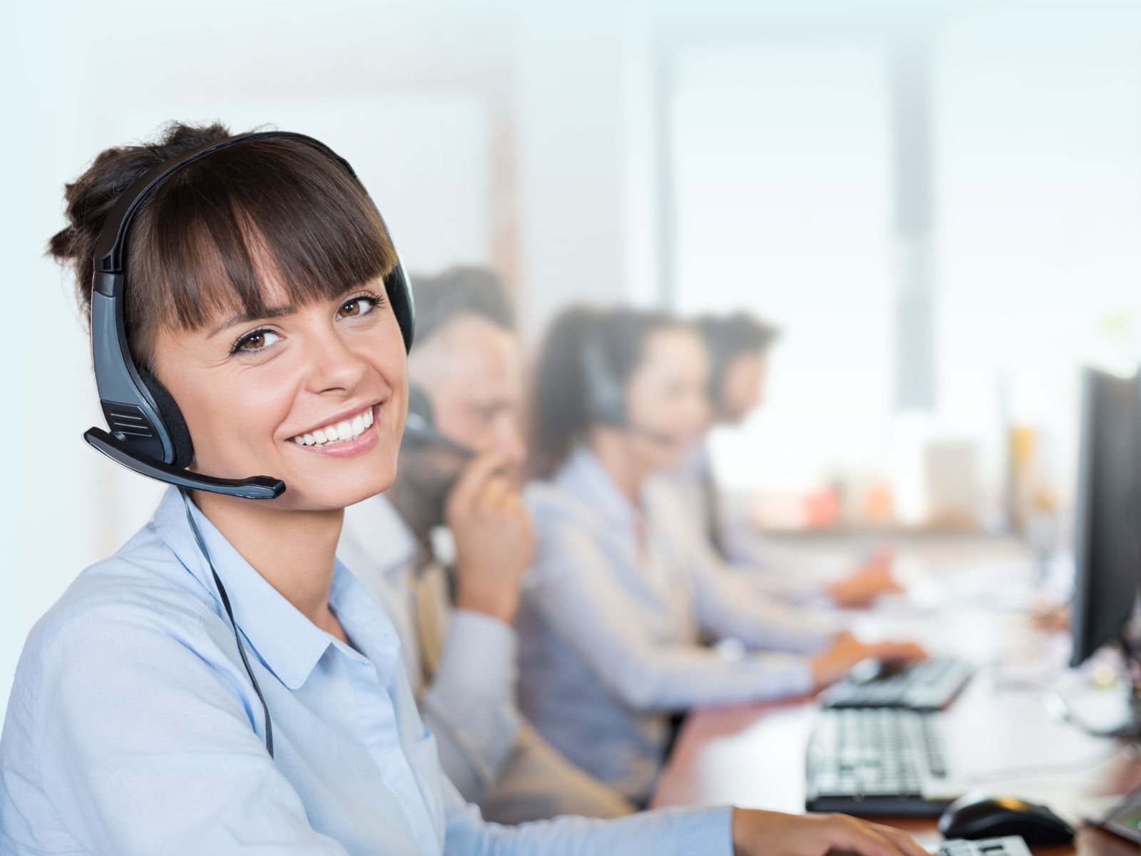 Agente bilingüe de call center en Guadalajara sonriendo con diadema telefónica, representando el talento calificado de Reclutamiento 3R.