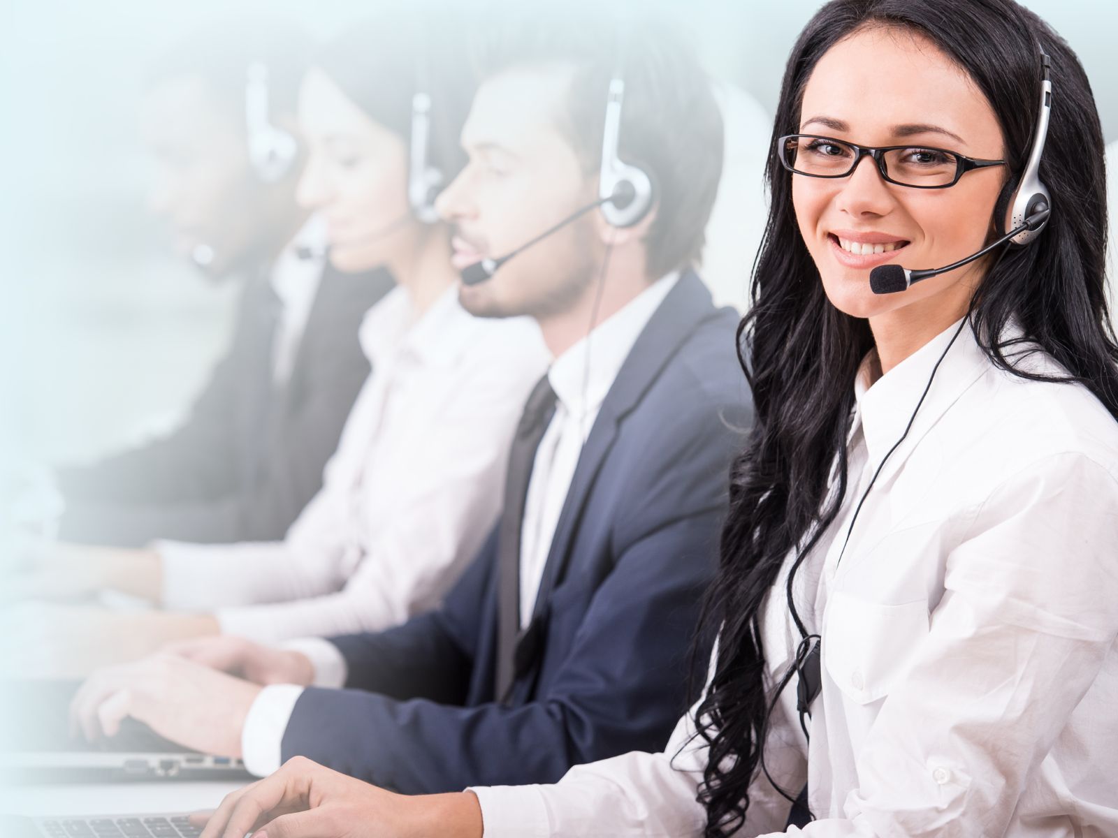 Equipo de agentes bilingües calificados de Reclutamiento 3R en León realizando la señal de aprobación tras una exitosa atención al cliente.