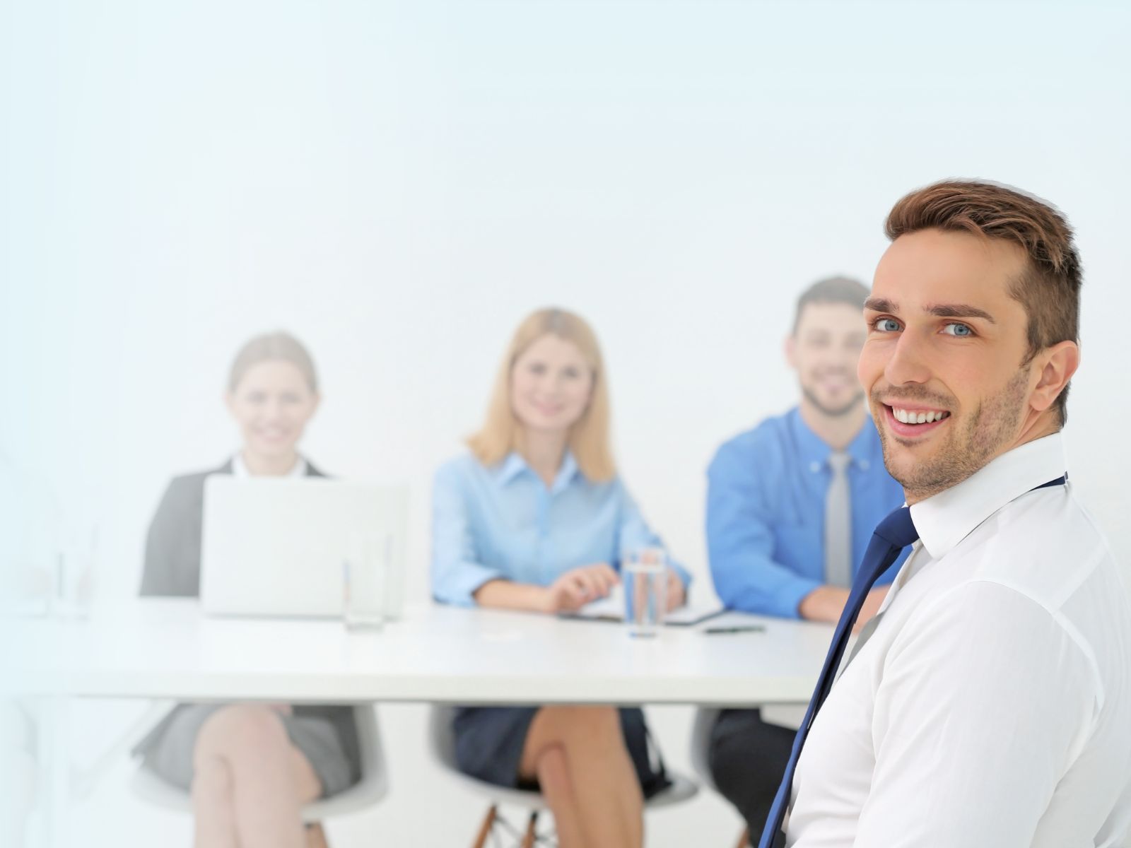 Colaborador de un corporativo en la CDMX beneficiado por las estrategias de upskilling y reskilling de Reclutamiento 3R.